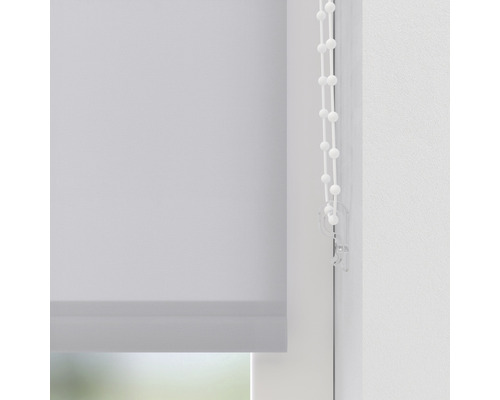 Rollo mit Kettenzug am Fenster