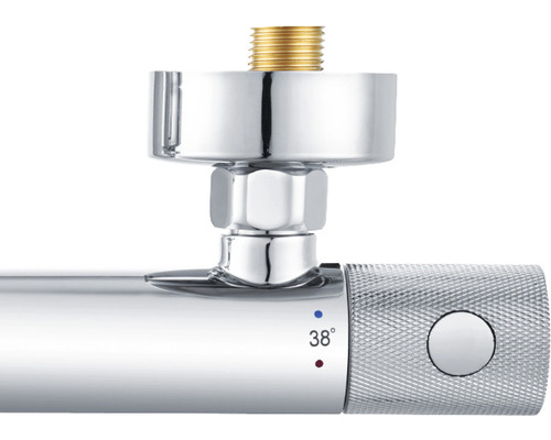 Nahaufnahme einer Armatur mit Temperaturanzeige 38 Grad