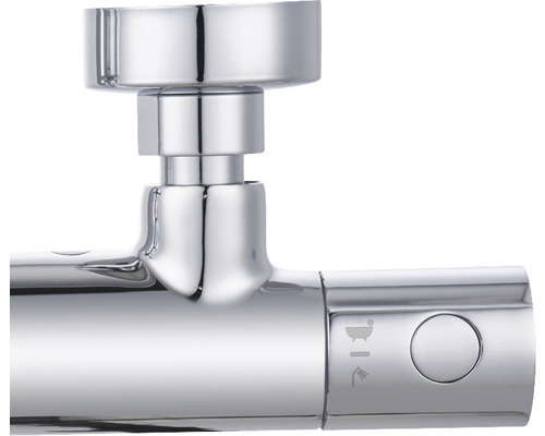 Detailaufnahme eines verchromten Duschthermostats mit Badewannen- und Duschsymbol