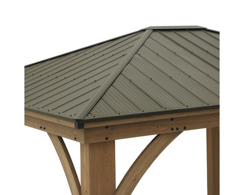 Detailansicht des Metalldachs eines Pavillons auf einem Holzrahmen