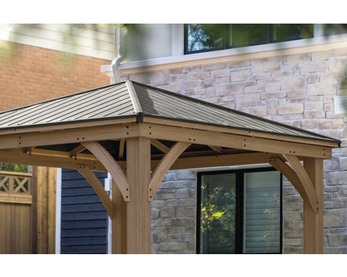 Detailansicht eines Pavillons mit Metalldach und Holzstruktur.