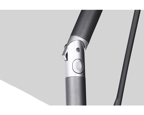 Detailaufnahme eines Sonnenschirms mit Metallgestell und Neigungsverstellung.