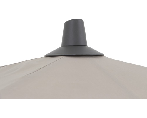 Detailansicht eines Sonnenschirms mit grauer Abdeckung