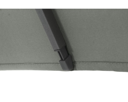 Detailaufnahme eines Sonnenschirms mit Schirmständer