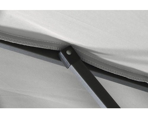 Detailansicht eines Pavillons mit Stoffdach und Metallgestänge