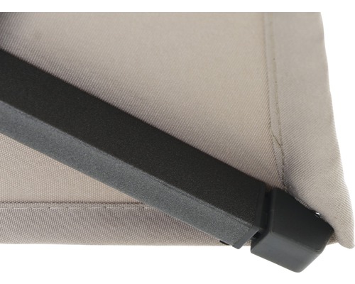 Detailansicht einer Markise mit Stoff und Rahmen