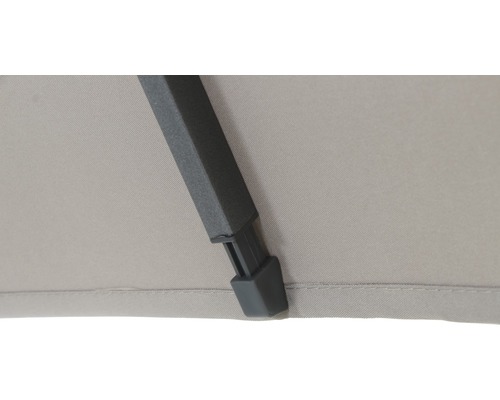 Detailansicht eines Sonnenschirms mit Gestell