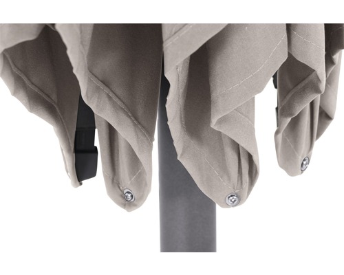 Detailansicht eines Sonnenschirms mit Stoffbespannung und Metallösen