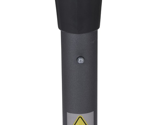 Detailansicht eines Metallrohrs mit Sicherheitswarnung