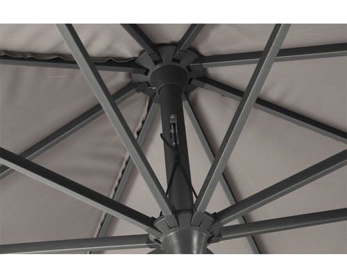 Detailansicht eines Sonnenschirms von unten mit Gestell und Stoffbespannung