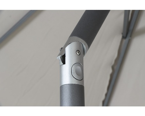 Detailansicht eines Sonnenschirms mit Strebenbefestigung