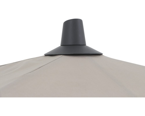 Detailaufnahme des oberen Teils eines Sonnenschirms