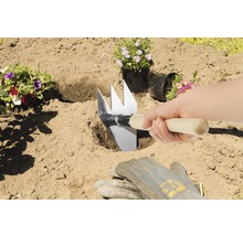 Gartenhacke im Einsatz beim Einpflanzen von Blumen