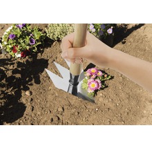 Gartenkralle im Einsatz zum Einpflanzen von Blumen