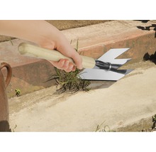 Hand hält einen Fugenkratzer mit Holzgriff zum Entfernen von Unkraut aus Fugen.