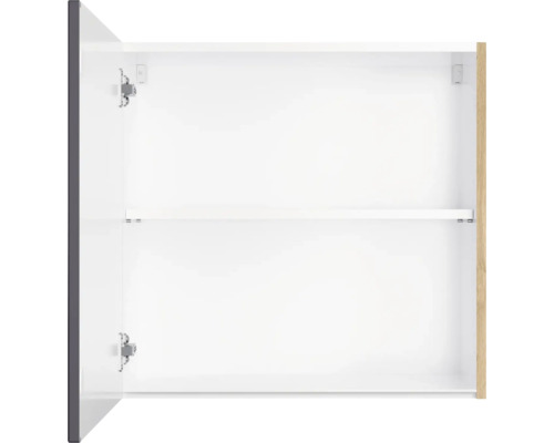 Geöffneter Badezimmerschrank mit Einlegeboden