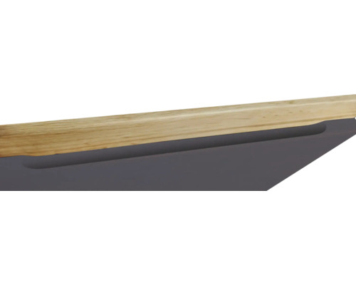 Detailaufnahme eines Holztischs mit Griffmulde