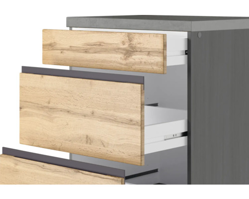 Schrank mit offenen Schubladen und Holzfront