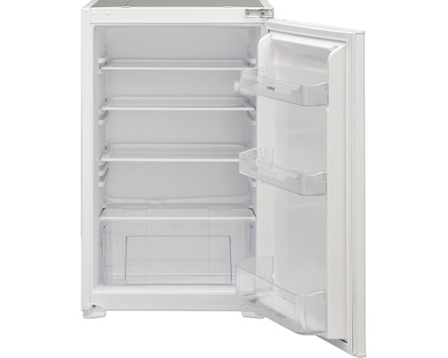 Geöffneter Kühlschrank mit Regalen und Türfächern