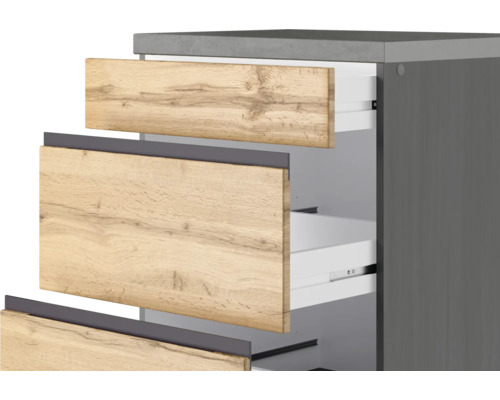 Badezimmerschrank mit Holzfronten und Auszügen