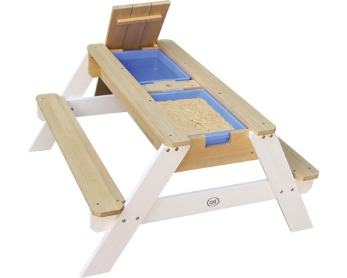 Sandkasten mit Deckel und zwei blauen Wannen, teilweise gefüllt mit Sand