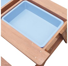 Detailansicht eines Kinderspieltisches aus Holz mit einer blauen Kunststoffwanne