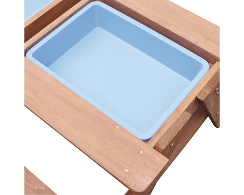 Detailansicht eines Kinderspieltisches aus Holz mit einer blauen Kunststoffwanne