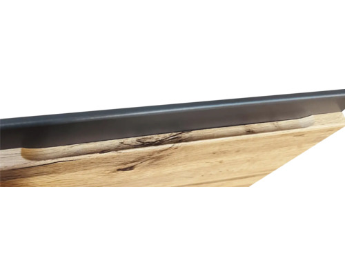 Detailaufnahme eines Holzregals mit dunkler Metallschiene