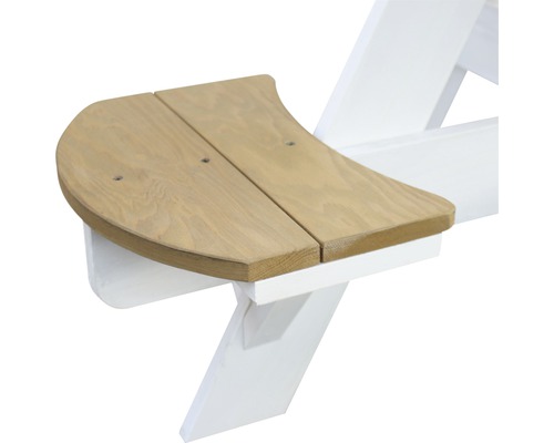 Detailansicht einer Sitzbank aus Holz und weiß lackiertem Holz.