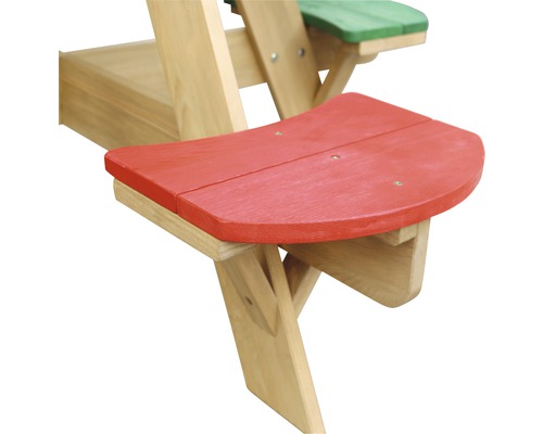 Detailaufnahme einer Holzbank mit roter Sitzfläche für den Außenbereich