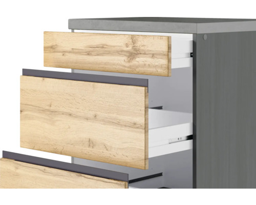 Badezimmermöbel mit offenen Schubladen in Holzoptik