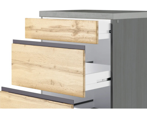 Detailaufnahme eines Badezimmerschranks mit Holzfronten und Schubladen