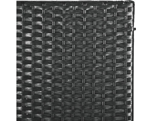 Detailansicht eines geflochtenen Gartenmöbels