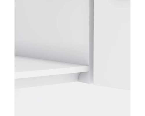 Detailansicht eines weißen Regals mit einer Ablage