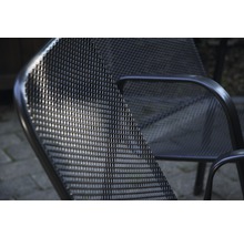 Detailansicht eines Metallgartenstuhls mit Armlehne und Gitterstruktur
