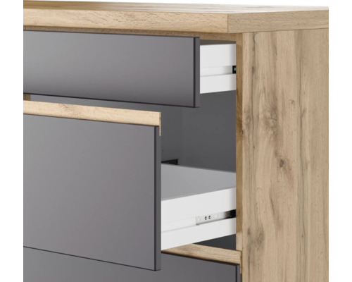 Kommode mit offenen Schubladen im Holzdekor