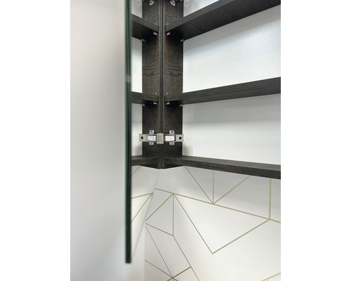 Detailaufnahme eines Eck-Spiegelschranks mit Fachböden und Scharnieren