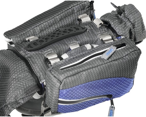 Detailansicht einer Golftasche mit Fächern und Reißverschlüssen