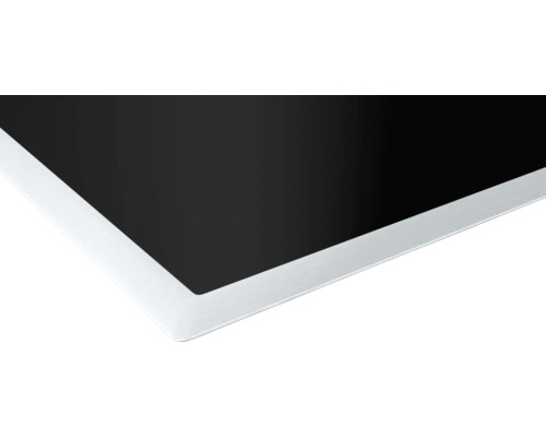 Detailansicht einer schwarzen Glaskeramik Kochfeldplatte mit Metalleinfassung