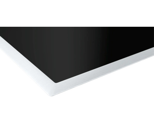 Detailansicht eines Kochfelds mit silberfarbenem Rahmen