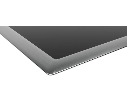 Detailansicht einer Glaskeramik Kochfläche mit Edelstahlrahmen