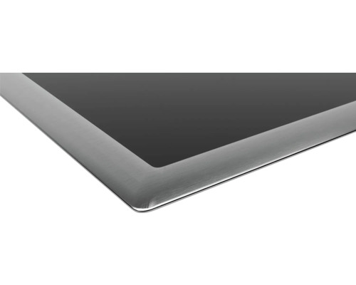 Detailansicht einer Glaskeramikkochfläche mit Edelstahlrahmen