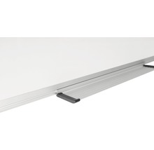 Detailansicht einer Whiteboard Schreibfläche mit Stiftablage