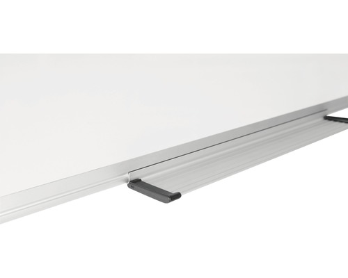 Detailansicht einer Whiteboard Tafel mit Stiftablage