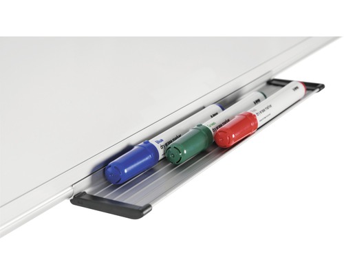 Detailansicht einer Whiteboard-Stiftablage mit blauen, grünen und roten Stiften