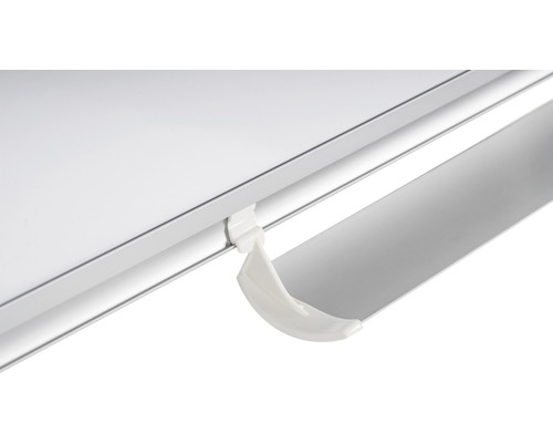 Rollladen mit Bedienungsstab zur Fensterverdunkelung