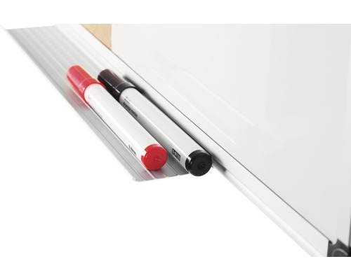 Whiteboard mit rotem und schwarzem Marker