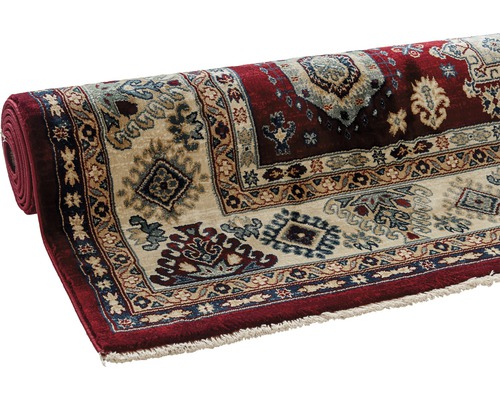 Gerollter Teppich mit traditionellem Muster