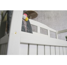 Detailansicht einer weißen Holzbank mit Rückenlehne