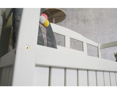 Detailansicht einer weißen Holzbank mit Rückenlehne